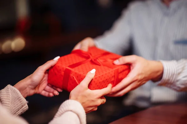 Concetto San Valentino Colpo Ravvicinato Mani Uomo Donna Che Presentano — Foto Stock