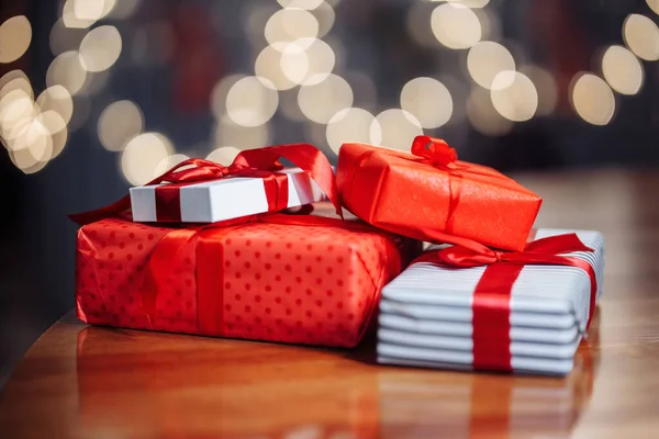 情人节 圣诞节和新年礼物的概念 咖啡店桌上有一堆礼品盒 在餐馆的木制表面上堆放着一堆礼物 新的正常假日和寒假 — 图库照片