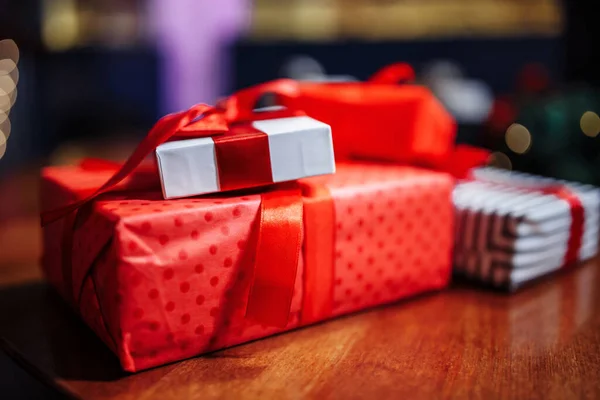 Valentijnsdag Kerstmis Nieuwjaar Presenteert Concept Een Stapel Geschenkdozen Tafel Een — Stockfoto