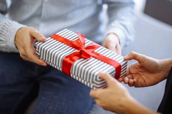 Una Confezione Regalo Con Nastro Rosso Mano Coppia Felice Innamorata — Foto Stock