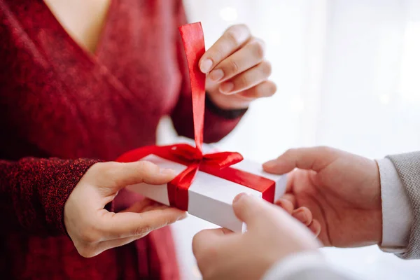 Concepto San Valentín Vista Lateral Una Mujer Abriendo Una Caja —  Fotos de Stock