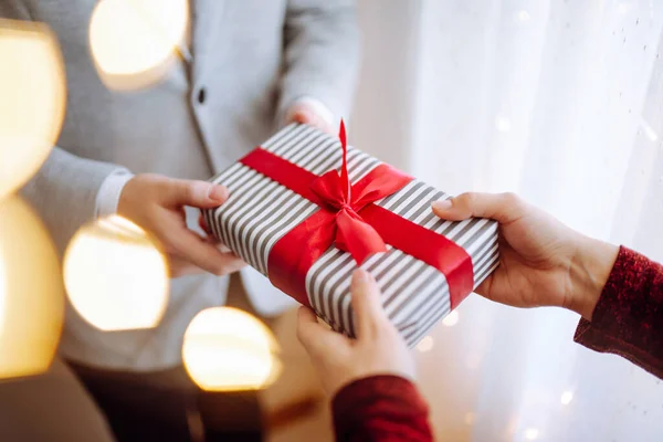 Concepto San Valentín Joven Pareja Romántica Sosteniendo Regalo Sus Manos — Foto de Stock