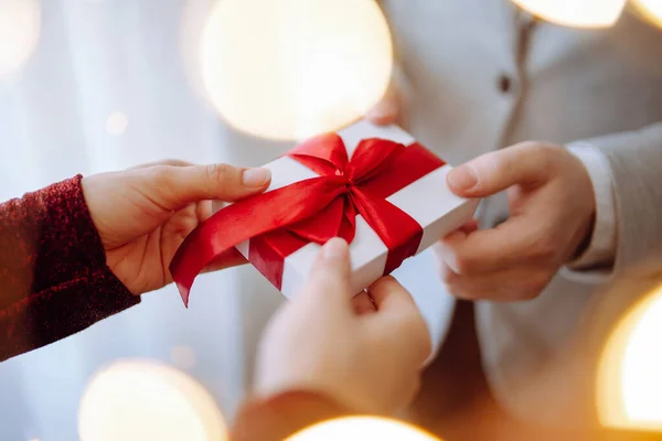 Concetto San Valentino Giovane Coppia Romantica Possesso Regalo Mano Con — Foto Stock