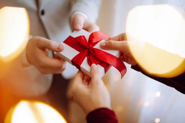 Valentijnsdag Concept Jong Romantisch Stel Met Een Geschenk Hun Handen — Stockfoto