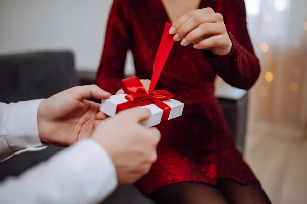 Concetto San Valentino Una Donna Apre Una Scatola Regalo Con — Foto Stock