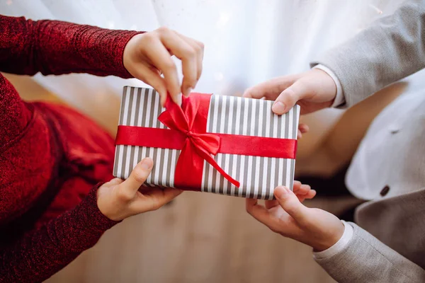 Valentijnsdag Concept Bovenaanzicht Van Een Vrouw Die Een Geschenkdoos Opent — Stockfoto