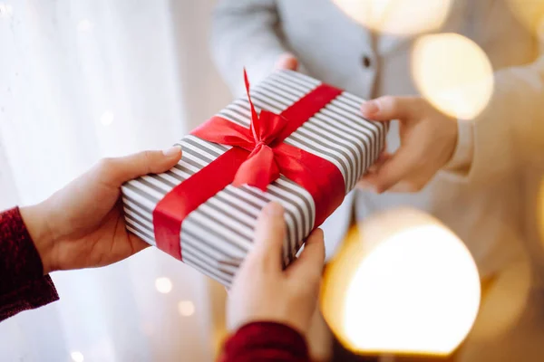 Concepto San Valentín Joven Pareja Romántica Sosteniendo Regalo Sus Manos — Foto de Stock