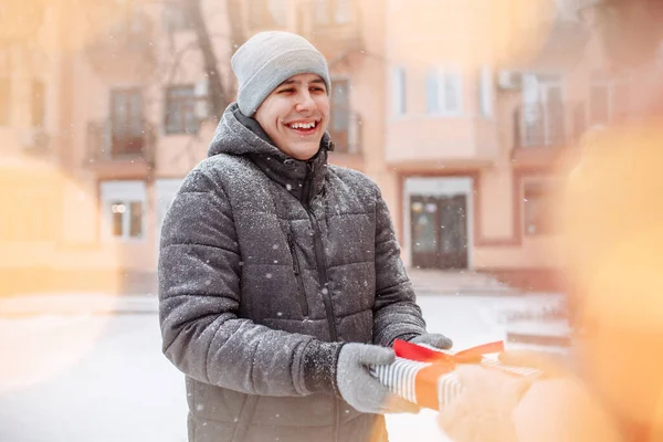 Счастливый Улыбающийся Мужчина Получает Подарок Своей Девушки День Святого Валентина — стоковое фото