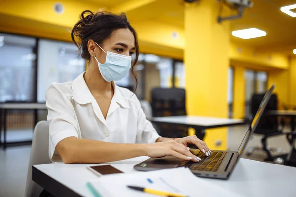 Retrato Una Mujer Trabajando Portátil Escritorio Oficina Usando Máscara Médica — Foto de Stock