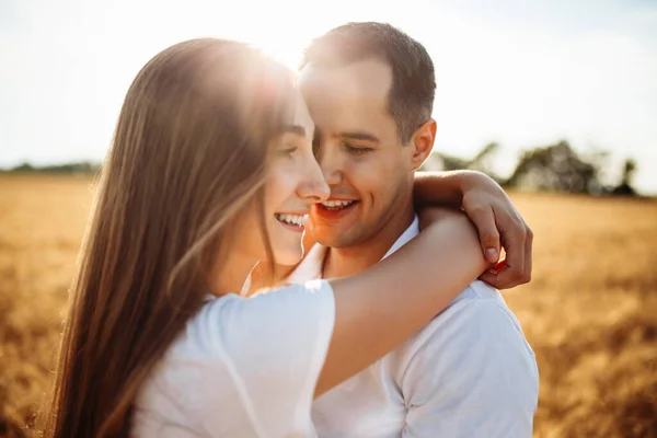 Portrait Garçon Une Fille Heureux Sur Fond Champ Mûr Avec — Photo