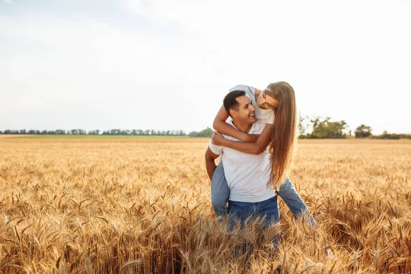 Joyeux Garçon Fille Sur Fond Champ Mûr Avec Blé Couple — Photo