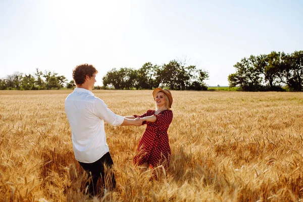 Una Giovane Coppia Amorevole Campo Grano Una Ragazza Con Cappello — Foto Stock