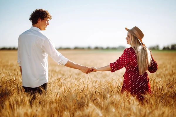 Una Joven Pareja Amorosa Campo Trigo Una Chica Con Sombrero — Foto de Stock