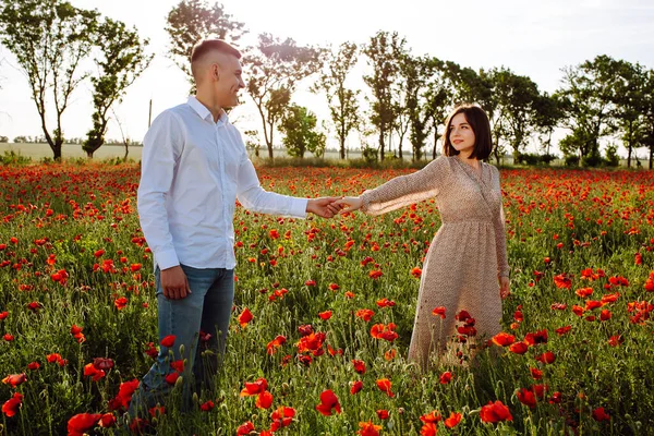 Romántica Pareja Amorosa Caminando Entre Flores Amapola Hermoso Atardecer Síganme — Foto de Stock