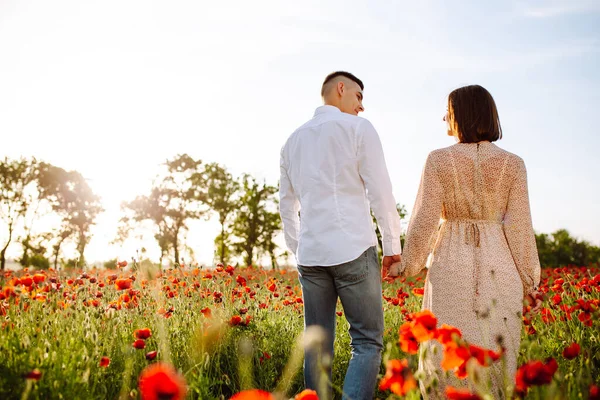 Pareja Romántica Joven Sosteniéndose Las Manos Encuentra Campo Amapola Roja — Foto de Stock