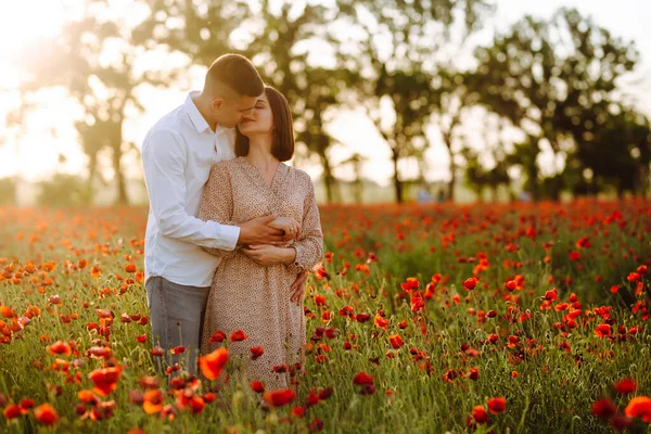 Jeune Couple Romantique Amoureux Marié Tient Parmi Les Fleurs Pavot — Photo