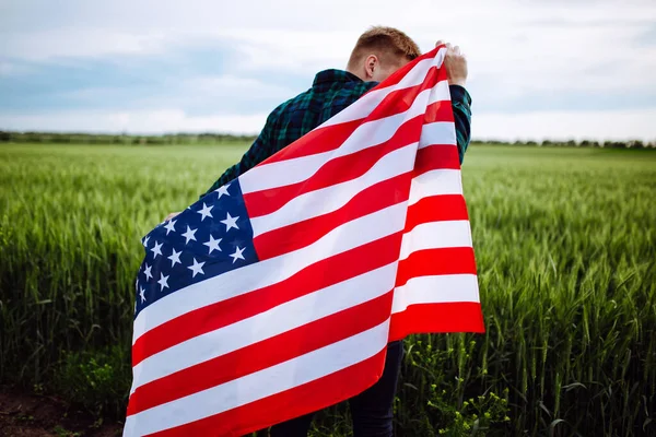 Июля День Независимости Человек Американским Флагом Руках Фоне Зеленого Пшеничного — стоковое фото