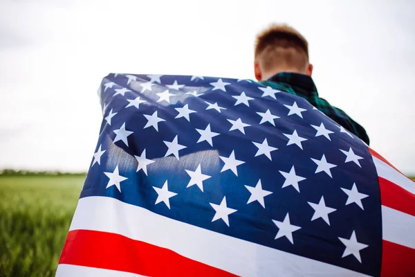 День Незалежності Чоловік Пластмасовій Сорочці Американським Прапором Полі Патріотичний Молодий — стокове фото