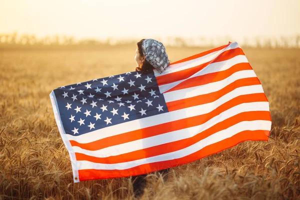 Жіночий Фермер Стоїть Американським Прапором Стиглому Полі Пшениці Тлі Прекрасного — стокове фото