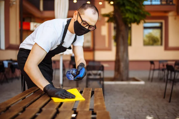 Mesa Limpieza Camarero Con Spray Desinfectante Paño Microfibra Con Mascarilla — Foto de Stock