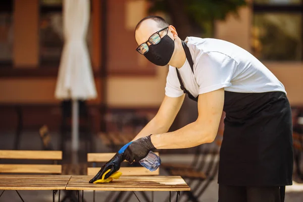 Retrato Lateral Camarero Con Máscara Protectora Guantes Limpiando Mesa Madera — Foto de Stock