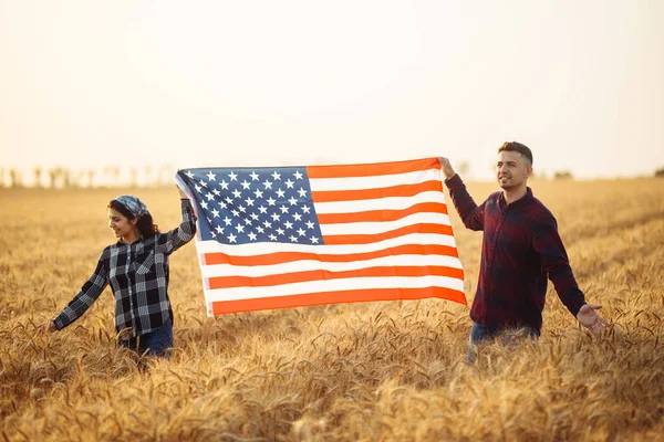 Июля День Независимости Мужчина Женщина Флагом Руках Пшеничном Поле Понятие — стоковое фото