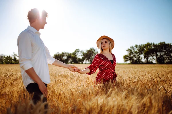 Una Joven Pareja Camina Atardecer Campo Trigo Una Niña Con — Foto de Stock