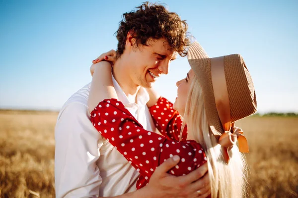 Pareja Feliz Posando Campo Trigo Retrato Hombre Una Mujer Atardecer — Foto de Stock