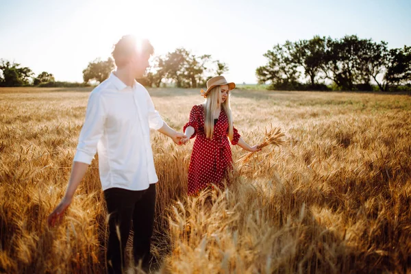 Young Couple Walks Sunset Wheat Field Girl Pea Dress Straw — Stock Photo, Image