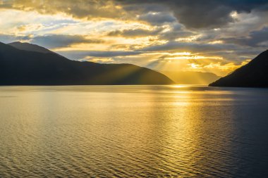 Güzel gündoğumu Norveç Fiyordları