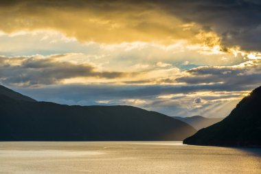 Güzel gündoğumu Norveç Fiyordları