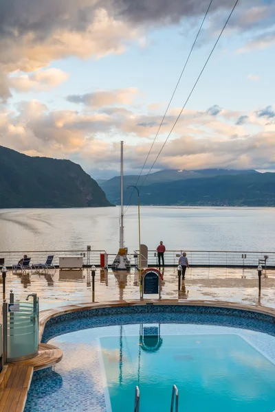 Belo nascer do sol nos fiordes noruegueses do cruzeiro de luxo — Fotografia de Stock