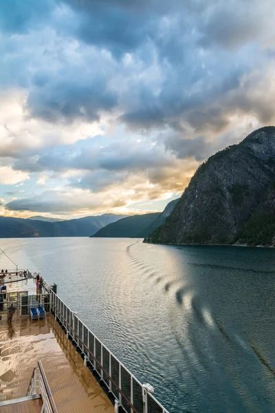 Lüks cruise dan Norveç fiyortları güzel gündoğumu