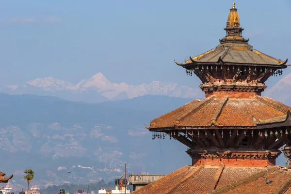 Αρχαίου ναού στην Κατμαντού με Himal βουνά στο βάθος — Φωτογραφία Αρχείου