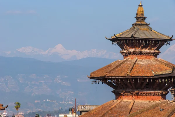 Arka sayfa Dağları ile antik tapınak-Kathmandu