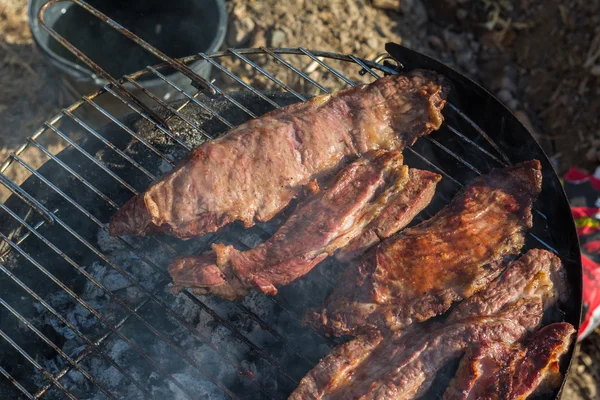 Крупный план приготовления мяса на открытом воздухе — стоковое фото