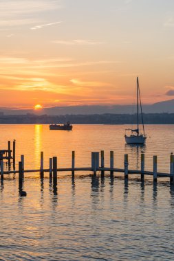 Bir yelkenli ile göle güzel gün batımı