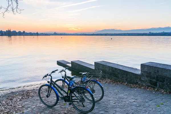Un paio di biciclette nel lago al tramonto — Foto Stock