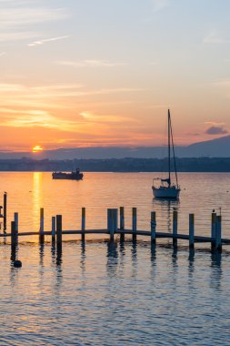 Bir yelkenli ile göle güzel gün batımı