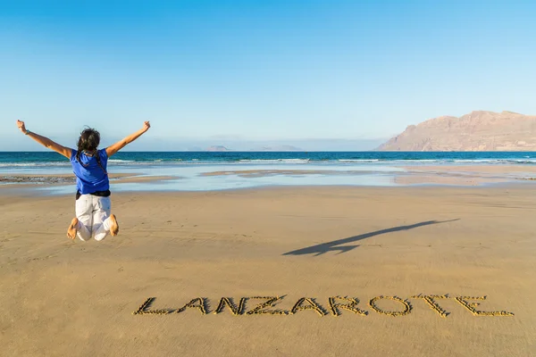 Ευτυχισμένη Γυναίκα Που Πηδάει Στην Παραλία Στο Lanzarote Canary Islands — Φωτογραφία Αρχείου