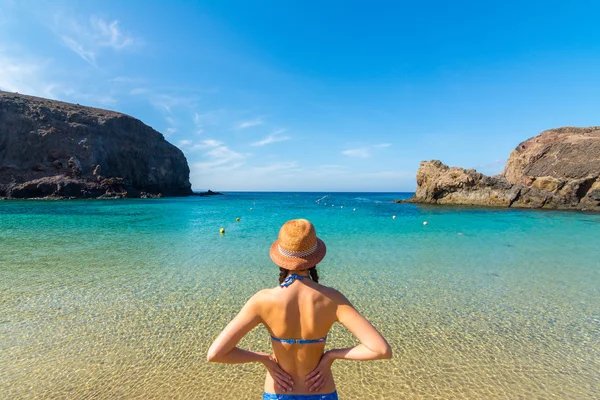 Schöne Frau posiert an einem tropischen Strand — Stockfoto