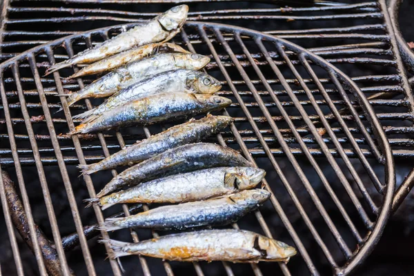 Barbekü ortasında pişmiş ızgara sardalya