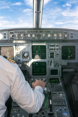 Pilot kokpitte uçağın gaz çekerek