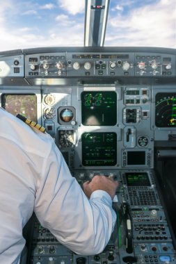 Pilot kokpitte uçağın gaz çekerek