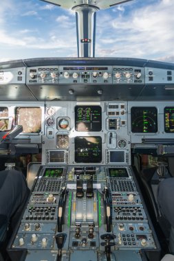 Ticari uçuş sırasında kokpitteki pilotlar.