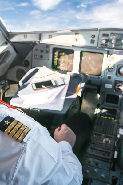 Пилот в кабине во время коммерческого полета — стоковое фото