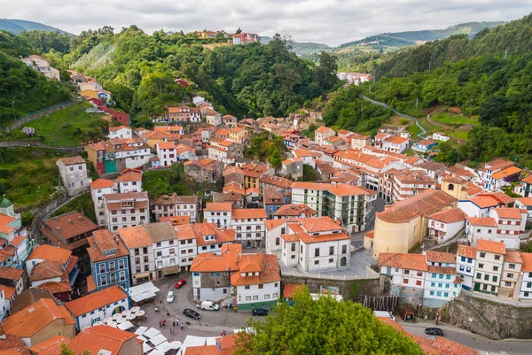 Asturias, İspanya'daki geleneksel İspanyol köyü Cudillero'nun bakış açısı