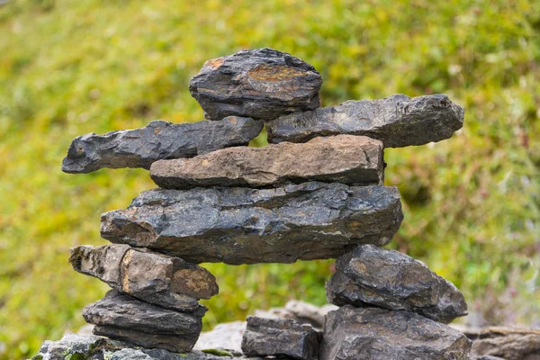 Cairn em forma de pessoa na montanha — Fotografia de Stock