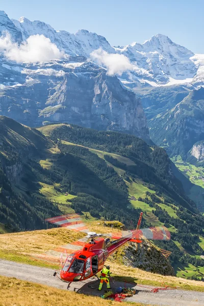 红色的救援直升机与壮观的景观，在背景的视图 — 图库照片