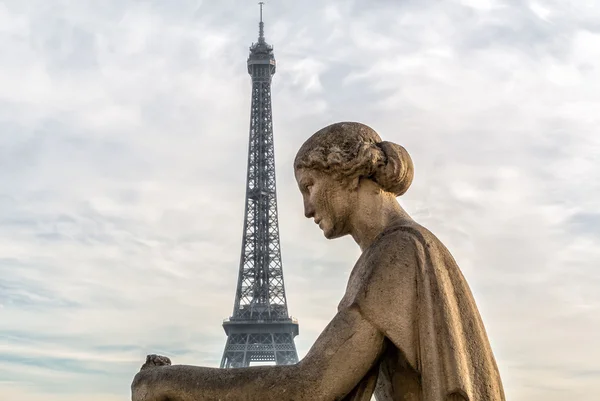 Statue de femme au Trocadéro avec Tour Eiffel en arrière-plan — Photo